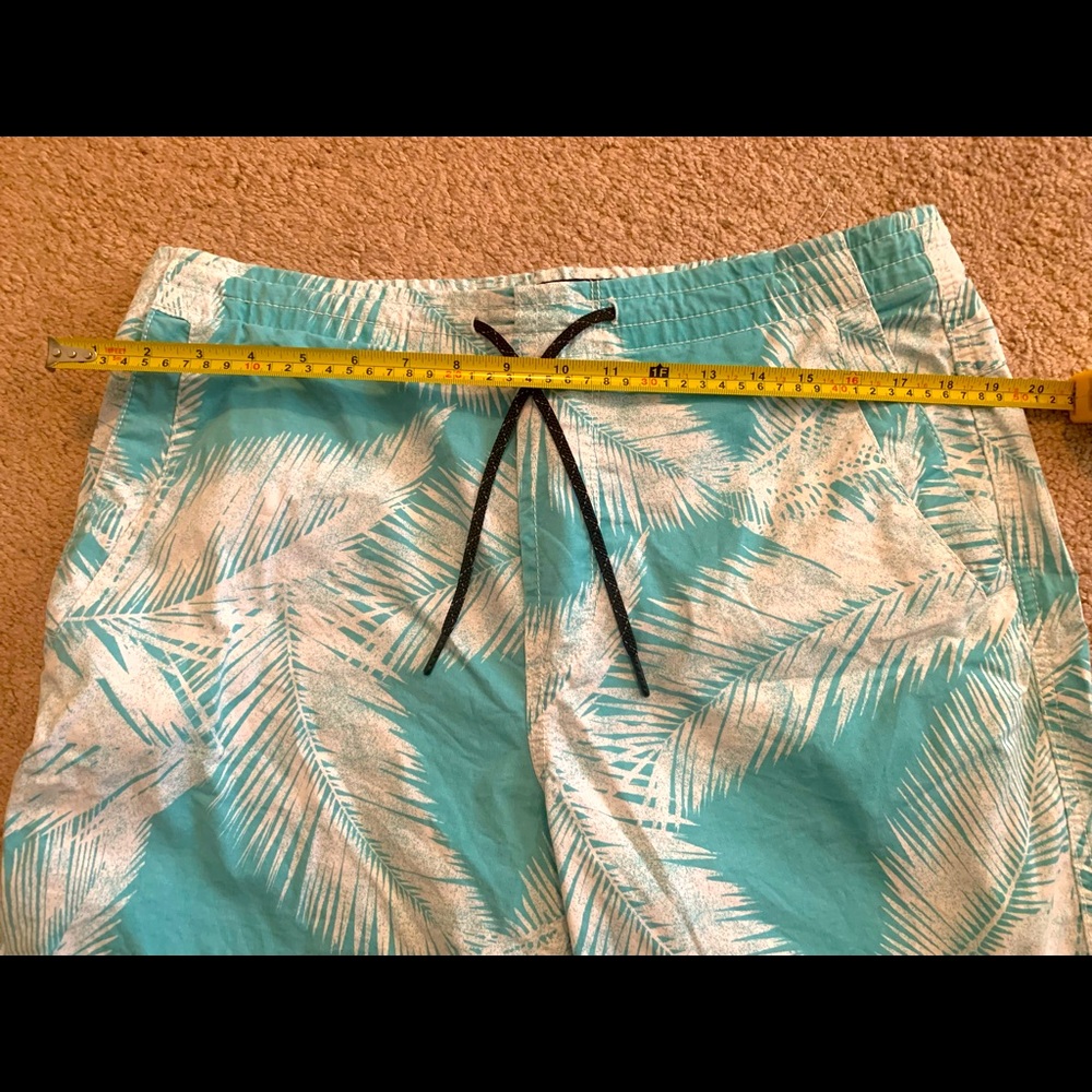Like new: American Eagle tropical print shorts